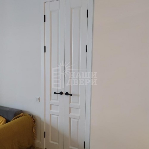 Белые эмалированные двери высотой 2,5 метра