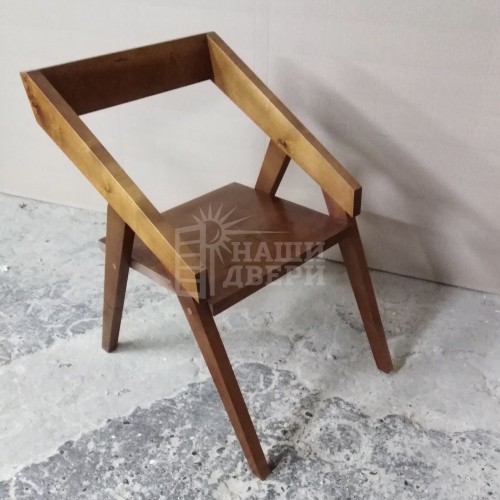 Оригинальные стол и стулья из массива