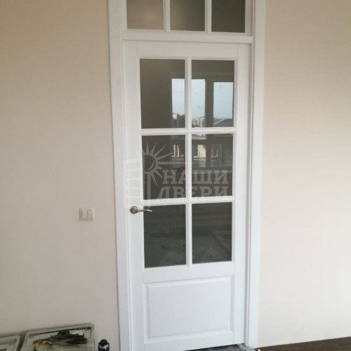 Белые деревянные двери из массива