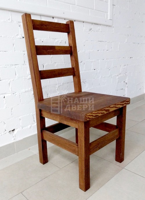Деревянные стулья и скамьи из массива